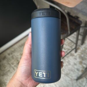 Yeti Skinny Can Coozy, Navy blue